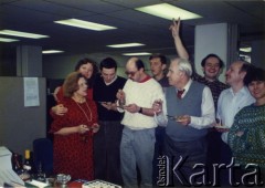 1990, Waszyngton, USA.
Nowy Rok w redakcji Sekcji Polskiej Głosu Ameryki. Irena Radwańska, Helena Skotowska, Jerzy Rudzki, Marek Krzyżański-Parker, Tadeusz Walendowski, Marek Święcicki (trzeci z prawej), Wojciech Żórniak (z ręką w górze), Waldemar Chlebowski (drugi z prawej).
Fot. Marek Walicki, kolekcja Marka Walickiego, zbiory Ośrodka KARTA
