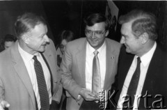 Styczeń 1990, Waszyngton, USA.
Profesor Zbigniew Brzeziński (z lewej), Tadeusz Lipień (w środku) - kierownik Sekcji Polskiej Głosu Ameryki (w środku) i Marek Walicki - zastępca kierownika Sekcji Polskiej Głosu Ameryki.
Fot. NN, kolekcja Marka Walickiego, zbiory Ośrodka KARTA