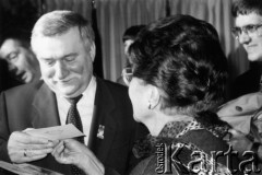 Lata 90., Waszyngton, USA.
Zofia Korbońska wręcza czek Lechowi Wałęsie w imieniu Fundacji im. Stefana Korbońskiego.
Fot. NN, kolekcja Marka Walickiego, zbiory Ośrodka KARTA
