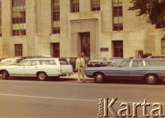 Lata 70., Waszyngton, USA.
Marek Walicki przed siedzibą redakcji Sekcji Polskiej Głosu Ameryki. 
Fot. NN, kolekcja Marka Walickiego, zbiory Ośrodka KARTA
