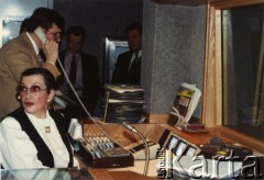 Styczeń 1990, Waszyngton, USA.
Studio rozgłośni Głos Ameryki. Most radiowy z Polskim Radiem z udziałem profesora Zbigniewa Brzezińskiego (z tyłu, z lewej). Richard W. Carlson - dyrektor Głosu Ameryki (z prawej), Tadeusz Lipień - kierownik Sekcji Polskiej Głosu Ameryki i Roma Starczewska-Murray - szefowa produkcji Sekcji Polskiej Głosu Ameryki.
Fot. NN, kolekcja Marka Walickiego, zbiory Ośrodka KARTA