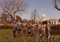 Lata 70., Waszyngton, USA.
Marek Walicki (trzeci z prawej) po ukończeniu kursu w Coolfont (Zachodnia Virginia) dla managerów Głosu Ameryki. W tle gmach Kongresu Stanów Zjednoczonych.
Fot. NN, kolekcja Marka Walickiego, zbiory Ośrodka KARTA
