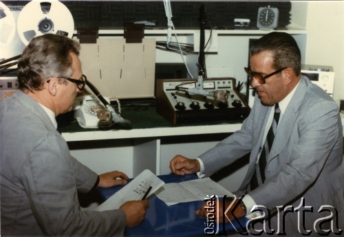 Wrzesień 1985, Paryż, Francja.
Dziennikarze Bogdan Morison (z lewej) i Jan Grużewski w paryskim studiu Głosu Ameryki.
Fot. NN, kolekcja Marka Walickiego, zbiory Ośrodka KARTA
