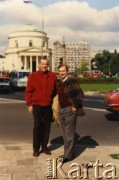 Wrzesień 1990, Warszawa, Polska.
Spotkanie Marka Walickiego - zastępcy kierownika Sekcji Polskiej Głosu Ameryki w Waszyngtonie - z Janem Grużewskim – korespondentem Sekcji Polskiej Głosu Ameryki w Paryżu. W tle kościół św. Aleksandra na placu Trzech Krzyży.
Fot. NN, kolekcja Marka Walickiego, zbiory Ośrodka KARTA
