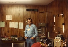 12–14. 04.1981, USA.
Marek Walicki (z lewej) - redaktor w Sekcji Polskiej Głosu Ameryki - pracuje nad reportażami o pierwszym doświadczalnym locie wahadłowca Columbia. 
Fot. NN, kolekcja Marka Walickiego, zbiory Ośrodka KARTA