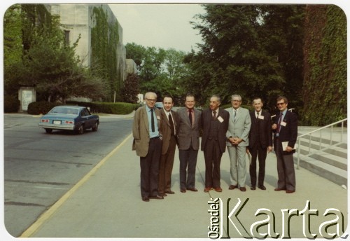 1982, Bloomington, Indiana, USA.
Marek Walicki (pierwszy z prawej), profesor Samuel Fiszman (drugi z prawej), profesor Aleksander Gieysztor (trzeci z prawej) – historyk, Czesław Miłosz (piąty z prawej) – poeta, zdobywca Nagrody Nobla w dziedzinie literatury.
Fot. NN, kolekcja Marka Walickiego, zbiory Ośrodka KARTA
