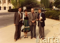 1982, Bloomington, Indiana, USA.
Marek Walicki (pierwszy z prawej) - redaktor Sekcji Polskiej Głosu Ameryki w Waszyngtonie, Czesław Miłosz (drugi z prawej) – poeta, zdobywca Nagrody Nobla w dziedzinie literatury i Andrzej Walicki (z lewej) - filozof i historyk idei. 
Fot. NN, kolekcja Marka Walickiego, zbiory Ośrodka KARTA