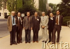 1982, Bloomington, Indiana, USA.
Andrzej Walicki (pierwszy z prawej) - filozof i historyk idei, profesor Samuel Fiszman (drugi z prawej), profesor Aleksander Gieysztor (trzeci z prawej) – historyk, ?, Czesław Miłosz (piąty z prawej) – poeta, zdobywca Nagrody Nobla w dziedzinie literatury.
Fot. NN, kolekcja Marka Walickiego, zbiory Ośrodka KARTA
