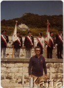 1984, Monte Cassino, Włochy.
Marek Walicki - zastępca kierownika Sekcji Polskiej Głosu Ameryki - na uroczystości na Polskim Cmentarzu Wojennym z okazji 40. rocznicy bitwy o Monte Cassino. Z tyłu kombatanci ze sztandarami.
Fot. NN, kolekcja Marka Walickiego, zbiory Ośrodka KARTA