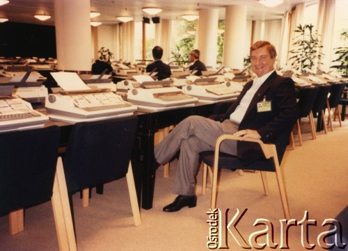 Sierpień 1985, Helsinki, Finlandia.
10. rocznica podpisania helsińskiego Aktu końcowego - dokumentu przyjętego przez 35 szefów państw i rządów na zakończenie obrad Konferencji Bezpieczeństwa i Współpracy w Europie w dniu 1 sierpnia 1975. Państwa obu bloków zdecydowały się ustanowić wspólne zasady postępowania w stosunkach międzynarodowych. Sygnatariuszami zostały 33 państwa europejskie oraz Kanada i USA. Na zdjęciu Marek Walicki - zastępca kierownika Sekcji Polskiej Głosu Ameryki.
Fot. NN, kolekcja Marka Walickiego, zbiory Ośrodka KARTA
