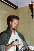 Sierpień 1988, Gdańsk, Polska.
Konferencja prasowa w parafii św. Brygidy. Od 22 sierpnia w Stoczni Gdańskiej im. Lenina trwa strajk okupacyjny. Głównym postulatem strajkujących jest legalizacja NSZZ Solidarność. Na zdjęciu Piotr Nowina-Konopka – rzecznik prasowy Lecha Wałęsy.
Fot. NN, kolekcja Marka Walickiego, zbiory Ośrodka KARTA