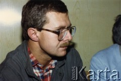 Sierpień 1988, Gdańsk, Polska.
Konferencja prasowa w parafii św. Brygidy. Od 22 sierpnia w Stoczni Gdańskiej im. Lenina trwa strajk okupacyjny. Głównym postulatem strajkujących jest legalizacja NSZZ Solidarność. Na zdjęciu Jacek Merkel.
Fot. NN, kolekcja Marka Walickiego, zbiory Ośrodka KARTA
