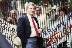 Sierpień 1988, Gdańsk, Polska.
Parafia św. Brygidy. Od 22 sierpnia w Stoczni Gdańskiej im. Lenina trwa strajk okupacyjny. Głównym postulatem strajkujących jest legalizacja NSZZ Solidarność. Na zdjęciu Marek Walicki - zastępca kierownika Sekcji Polskiej Głosu Ameryki - przed bramą parafii św. Brygidy.
Fot. NN, kolekcja Marka Walickiego, zbiory Ośrodka KARTA