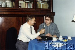 Sierpień 1988, Polska.
Marek Walicki – zastępca kierownika Sekcji Polskiej Głosu Ameryki – przeprowadza wywiad z Jackiem Czaputowiczem.
Fot. NN, kolekcja Marka Walickiego, zbiory Ośrodka KARTA
