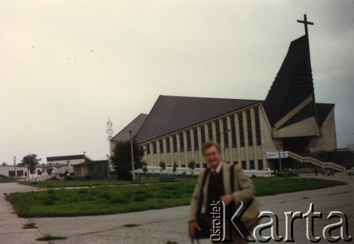 25-28.08.1988, Kraków, Polska.
Międzynarodowa Konferencja Praw Człowieka w Mistrzejowicach w kościele św. Maksymiliana Marii Kolbego. Organizatorami Konferencji była Komisja Interwencji i Praworządności NSZZ Solidarność oraz Ruch Wolność i Pokój. Na zdjęciu Marek Walicki – reporter Sekcji Polskiej Głosu Ameryki.
Fot. NN, kolekcja Marka Walickiego, zbiory Ośrodka KARTA
