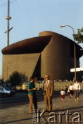 25-28.08.1988, Kraków, Polska.
Marek Walicki – zastępca kierownika Sekcji Polskiej Głosu Ameryki – i Zdzisław Olkuski – emerytowany hutnik. W tle kościół Matki Bożej Królowej Polski (Arka Pana) w Nowej Hucie.
Fot. NN, kolekcja Marka Walickiego, zbiory Ośrodka KARTA
