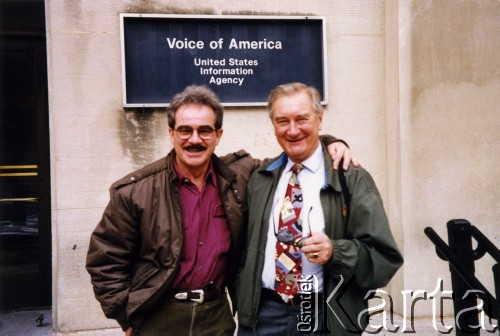 1996, Waszyngton, USA.
Marek Walicki (z prawej) - były kierownik Sekcji Polskiej Głosu Ameryki i Henryk Grynberg - prozaik, poeta, dramaturg, pracował w Głosie Ameryki w latach 70.- pod gmachem redakcji Głosu Ameryki.
Fot. NN, kolekcja Marka Walickiego, zbiory Ośrodka KARTA