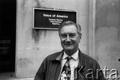 1996, Waszyngton, USA.
Marek Walicki - były kierownik Sekcji Polskiej Głosu Ameryki - pod gmachem redakcji po przejściu na emeryturę.
Fot. NN, kolekcja Marka Walickiego, zbiory Ośrodka KARTA