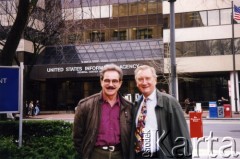 1996, Waszyngton, USA.
Marek Walicki (z prawej) - były kierownik Sekcji Polskiej Głosu Ameryki i Henryk Grynberg - prozaik, poeta, dramaturg, pracował w Głosie Ameryki w latach 70. - przed gmachem United States Information Agency.
Fot. NN, kolekcja Marka Walickiego, zbiory Ośrodka KARTA