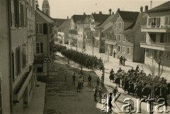 1940-1942, Pfäffikon, Szwajcaria.
Defilada 6. Kresowego Pułku Strzelców Pieszych idąca ulicami miasta.
Fot. NN, zbiory Ośrodka KARTA, album przekazała Wanda Klenczon