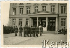 1940-1942, Pfäffikon, Szwajcaria.
Żołnierze 6. Kresowego Pułku Strzelców Pieszych podczas mszy świętej.
Fot. NN, zbiory Ośrodka KARTA, album przekazała Wanda Klenczon
