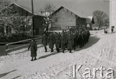 1940-1942, Pfäffikon, Szwajcaria.
Przemarsz 6. Kresowego Pułku Strzelców Pieszych przez miasto.
Fot. NN, zbiory Ośrodka KARTA, album przekazała Wanda Klenczon