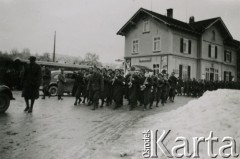 1940-1942, Pfäffikon, Szwajcaria.
Defilada 6. Kresowego Pułku Strzelców Pieszych przy dworcu kolejowym.
Fot. NN, zbiory Ośrodka KARTA, album przekazała Wanda Klenczon
