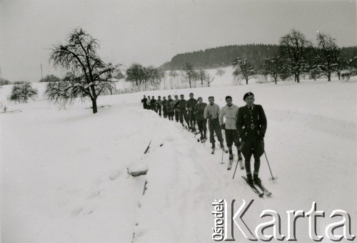 1940-1942, Pfäffikon, Szwajcaria.
Żołnierze 6. Kresowego Pułku Strzelców Pieszych na nartach.
Fot. NN, zbiory Ośrodka KARTA, album przekazała Wanda Klenczon