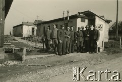 1940-1942, Pfäffikon, Szwajcaria.
Żołnierze 6. Kresowego Pułku Strzelców Pieszych przy punkcie medycznym na terenie obozu wojskowego.
Fot. NN, zbiory Ośrodka KARTA, album przekazała Wanda Klenczon