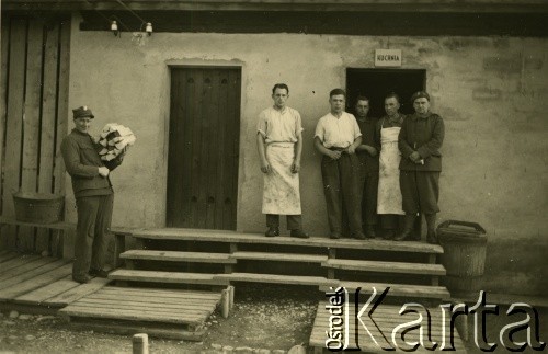 1940-1942, Pfäffikon, Szwajcaria.
Żołnierze i kucharze 6. Kresowego Pułku Strzelców Pieszych przed kuchnią obozową.
Fot. NN, zbiory Ośrodka KARTA, album przekazała Wanda Klenczon
