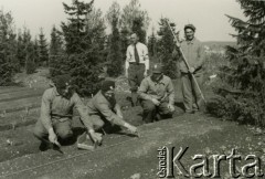 1941, Pfäffikon, Szwajcaria.
Żołnierze 6. Kresowego Pułku Strzelców Pieszych podczas prac ogrodowych.
Fot. NN, zbiory Ośrodka KARTA, album przekazała Wanda Klenczon