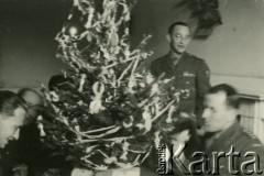 Grudzień 1941, Pfäffikon, Szwajcaria.
Żołnierze 6. Kresowego Pułku Strzelców Pieszych przy choince.
Fot. NN, zbiory Ośrodka KARTA, album przekazała Wanda Klenczon