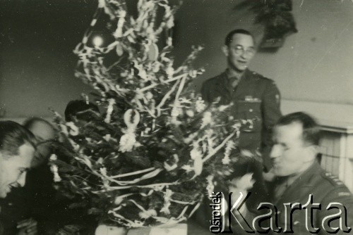 Grudzień 1941, Pfäffikon, Szwajcaria.
Żołnierze 6. Kresowego Pułku Strzelców Pieszych przy choince.
Fot. NN, zbiory Ośrodka KARTA, album przekazała Wanda Klenczon
