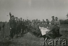 Kwiecień 1940, La Landelle, Francja.
Żołnierze 6. Kresowego Pułku Strzelców Pieszych obchodzą Święta Wielkanocne przed rozpoczęciem kampanii francuskiej.
Fot. NN, Ośrodek KARTA, album przekazała Wanda Klenczon

