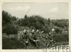 Lato 1941, Pfäffikon, Szwajcaria.
Żołnierze 6. Kresowego Pułku Strzelców Pieszych siedzący przy drodze.
Fot. NN, zbiory Ośrodka KARTA, album przekazała Wanda Klenczon