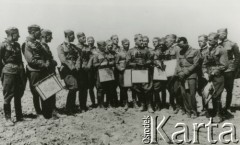 Lato 1937, brak miejsca.
Żołnierze piechoty podczas szkolenia w ramach XVII Kursu Normalnego 1936-1938 Wyższej Szkoły Wojskowej.
Fot. NN, zbiory Ośrodka KARTA, album przekazała Wanda Klenczon