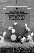 Brak daty, brak miejsca.
Pomnik nagrobny dowódcy 6. Kresowego Pułku Strzelców Pieszych ppłk. dypl. Stanisława Bienia.
Fot. NN, zbiory Ośrodka KARTA, album przekazała Wanda Klenczon