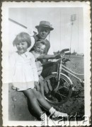 Około 1955, Kilometro 8, Comodoro Rivadavia, Argentyna.
Daniel i Susana Zacharkowie z dziadkiem Michałem Zacharko.
Fot. NN, zbiory Adeli Kozlowski i Eugeniusza Zacharko, reprodukcje cyfrowe w Bibliotece Polskiej im. Ignacego Domeyki w Buenos Aires (Biblioteca Polaca Ignacio Domeyko) i w Ośrodku KARTA w Warszawie.

