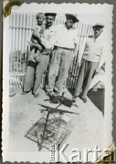 1954, Comodoro Rivadavia, prowincja Chubut, Argentyna.
Asado (argentyńska odmiana grilla) rodziny Zacharków – Jose Roberto Kozłowski z Susaną Zacharko (z lewej), Jose Kozłowski (w środku) i Michał Zacharko.
Fot. NN, zbiory Adeli Kozlowski i Eugeniusza Zacharko, reprodukcje cyfrowe w Bibliotece Polskiej im. Ignacego Domeyki w Buenos Aires (Biblioteca Polaca Ignacio Domeyko) i w Ośrodku KARTA w Warszawie.
