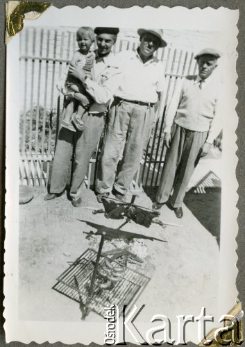 1954, Comodoro Rivadavia, prowincja Chubut, Argentyna.
Asado (argentyńska odmiana grilla) rodziny Zacharków – Jose Roberto Kozłowski z Susaną Zacharko (z lewej), Jose Kozłowski (w środku) i Michał Zacharko.
Fot. NN, zbiory Adeli Kozlowski i Eugeniusza Zacharko, reprodukcje cyfrowe w Bibliotece Polskiej im. Ignacego Domeyki w Buenos Aires (Biblioteca Polaca Ignacio Domeyko) i w Ośrodku KARTA w Warszawie.