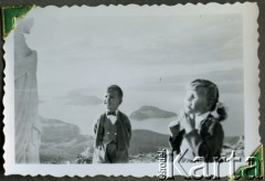 1960, Barlioche, prowincja Rio Negro, Argentyna.
Susana i Daniel Zacharkowie - dzieci polskich emigrantów z Comodoro Rivadavia.
Fot. NN, zbiory Adeli Kozlowski i Eugeniusza Zacharko, reprodukcje cyfrowe w Bibliotece Polskiej im. Ignacego Domeyki w Buenos Aires (Biblioteca Polaca Ignacio Domeyko) i w Ośrodku KARTA w Warszawie.





