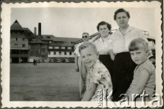 Około 1960, Bariloche, prowincja Rio Negro, Argentyna.
Susana i Daniel Zacharkowie (dzieci), Marcelina Kozłowski, Adela Kozłowski i Jose Kozłowski. 
Fot. NN, zbiory Adeli Kozlowski i Eugeniusza Zacharko, reprodukcje cyfrowe w Bibliotece Polskiej im. Ignacego Domeyki w Buenos Aires (Biblioteca Polaca Ignacio Domeyko) i w Ośrodku KARTA w Warszawie.
