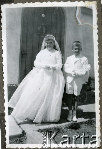Około 1960, Kilometro 8, Comodoro Rivadavia, prowincja Chubut, Argentyna.
Daniel i Susana Zacharkowie w dniu Pierwszej Komunii Świętej.
Fot. NN, zbiory Adeli Kozlowski i Eugeniusza Zacharko, reprodukcje cyfrowe w Bibliotece Polskiej im. Ignacego Domeyki w Buenos Aires (Biblioteca Polaca Ignacio Domeyko) i w Ośrodku KARTA w Warszawie.
