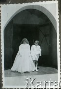 Około 1960, Kilometro 8, Comodoro Rivadavia, prowincja Chubut, Argentyna.
Daniel i Susana Zacharkowie w dniu Pierwszej Komunii Świętej.
Fot. NN, zbiory Adeli Kozlowski i Eugeniusza Zacharko, reprodukcje cyfrowe w Bibliotece Polskiej im. Ignacego Domeyki w Buenos Aires (Biblioteca Polaca Ignacio Domeyko) i w Ośrodku KARTA w Warszawie.
