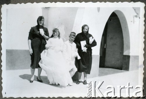 Około 1960, Kilometro 8, Comodoro Rivadavia, prowincja Chubut, Argentyna.
Daniel i Susana Zacharkowie z matką Adelą Kozłowski i babcią Anastazją Kozłowski w dniu Pierwszej Komunii Świętej. 
Fot. NN, zbiory Adeli Kozlowski i Eugeniusza Zacharko, reprodukcje cyfrowe w Bibliotece Polskiej im. Ignacego Domeyki w Buenos Aires (Biblioteca Polaca Ignacio Domeyko) i w Ośrodku KARTA w Warszawie.
