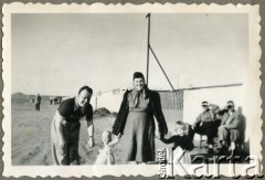 1953, Kilometro 8, Comodoro Rivadavia, prowincja Chubut, Argentyna.
Adela Kozlowski i Eugeniusz Zacharko z dziećmi Susaną i Danielem.
Fot. NN, zbiory Adeli Kozlowski i Eugeniusza Zacharko, reprodukcje cyfrowe w Bibliotece Polskiej im. Ignacego Domeyki w Buenos Aires (Biblioteca Polaca Ignacio Domeyko) i w Ośrodku KARTA w Warszawie.
