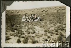 Lata 40., Comodoro Rivadavia, prowincja Chubut, Argentyna.
Adela Kozłowski (druga z lewej) z matką Anastazją Kozłowski (pierwsza z lewej).
Fot. NN, zbiory Adeli Kozlowski i Eugeniusza Zacharko, reprodukcje cyfrowe w Bibliotece Polskiej im. Ignacego Domeyki w Buenos Aires (Biblioteca Polaca Ignacio Domeyko) i w Ośrodku KARTA w Warszawie.
