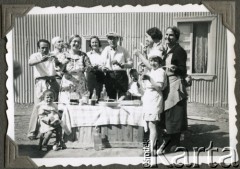 Lata 40., Pampa, Argentyna.
Rodzina Kozłowskich. Stefan Kozłowski (w środku).
Fot. NN, zbiory Adeli Kozlowski i Eugeniusza Zacharko, reprodukcje cyfrowe w Bibliotece Polskiej im. Ignacego Domeyki w Buenos Aires (Biblioteca Polaca Ignacio Domeyko) i w Ośrodku KARTA w Warszawie.
