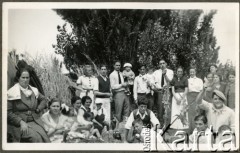 Lata 60., Kilometro 9 (Astra), Comodoro Rivadavia, prowincja Chubut, Argentyna.
Piknik rodziny Zacharków.
Fot. NN, zbiory Adeli Kozlowski i Eugeniusza Zacharko, reprodukcje cyfrowe w Bibliotece Polskiej im. Ignacego Domeyki w Buenos Aires (Biblioteca Polaca Ignacio Domeyko) i w Ośrodku KARTA w Warszawie.
