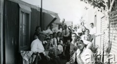 Około 1932, Comodoro Rivadavia, prowincja Chubut, Argentyna.
Uroczystość rodzinna. Jose Kozłowski (z przodu).
Fot. NN, zbiory Adeli Kozlowski i Eugeniusza Zacharko, reprodukcje cyfrowe w Bibliotece Polskiej im. Ignacego Domeyki w Buenos Aires (Biblioteca Polaca Ignacio Domeyko) i w Ośrodku KARTA w Warszawie.
